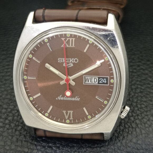 Vintage 1974 Square Seiko Automatic Mens Silver Watch W/daydate & Brown accents - Picture 3 of 10